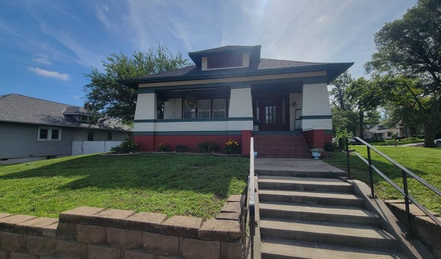 1521 J St, Auburn, NE 68305 - 4 Beds, 2 Bath