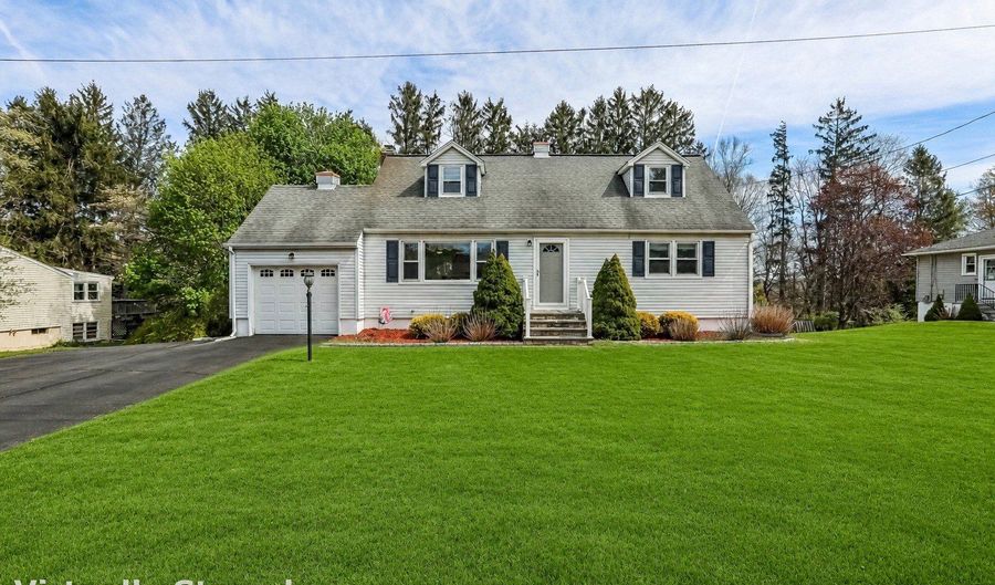 6 Country Ridge Rd, Danbury, CT 06811 - 4 Beds, 2 Bath