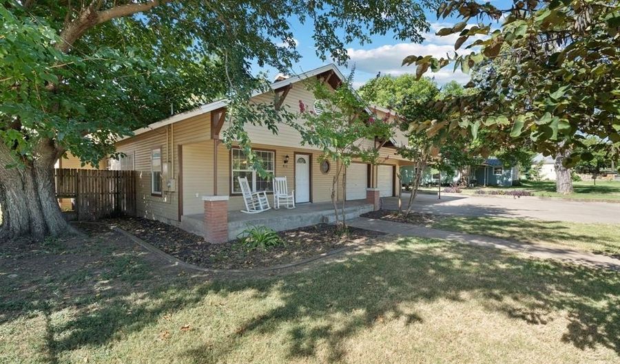 416 E Akard, Weatherford, TX 76086 - 4 Beds, 4 Bath