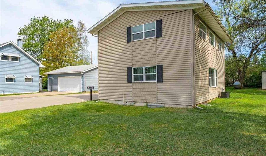41 Astor Rd, Babbitt, MN 55706 - 4 Beds, 1 Bath
