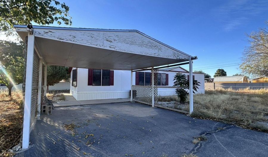 702 Airport Ave, Carlsbad, NM 88220 - 3 Beds, 2 Bath