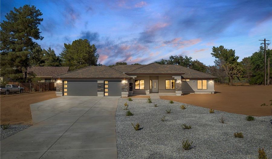 15155 Pocahantas St, Apple Valley, CA 92307 - 5 Beds, 4 Bath