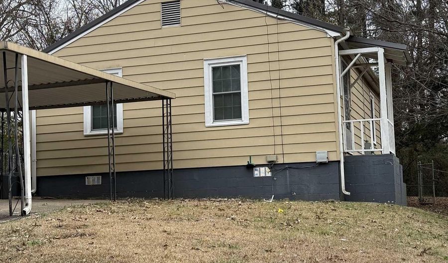 212 E 29TH St, Anniston, AL 36201 - 2 Beds, 1 Bath