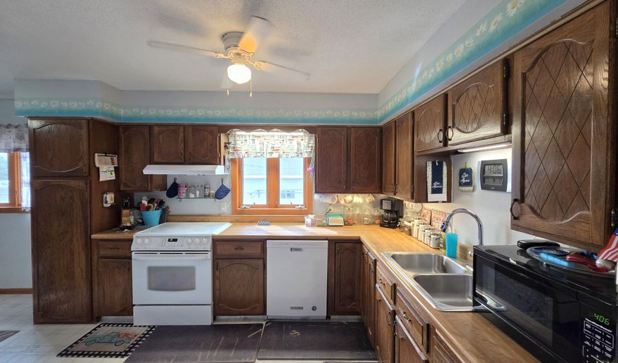 14 S Illinois St, Aberdeen, SD 57401 - 4 Beds, 2 Bath