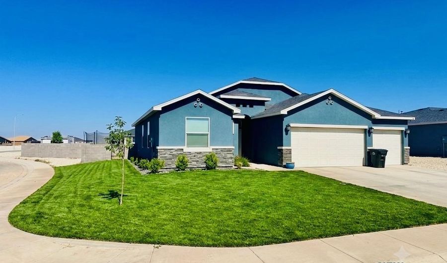 3700 Saguaro Dr, Carlsbad, NM 88220 - 4 Beds, 3 Bath