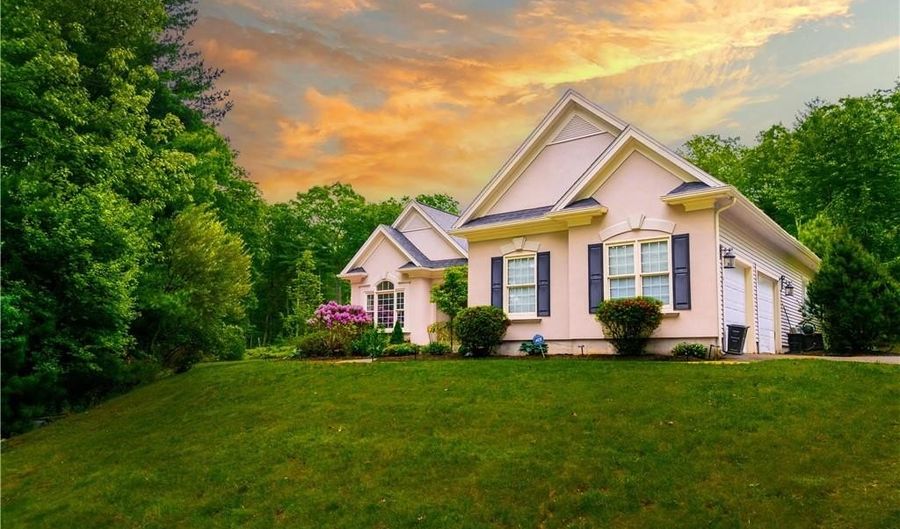 4 Hart Pond Dr, North Smithfield, RI 02896 - 4 Beds, 3 Bath