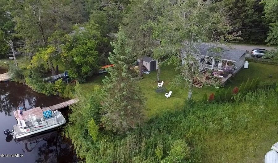 260 Sherwood Dr, Becket, MA 01223 - 2 Beds, 1 Bath