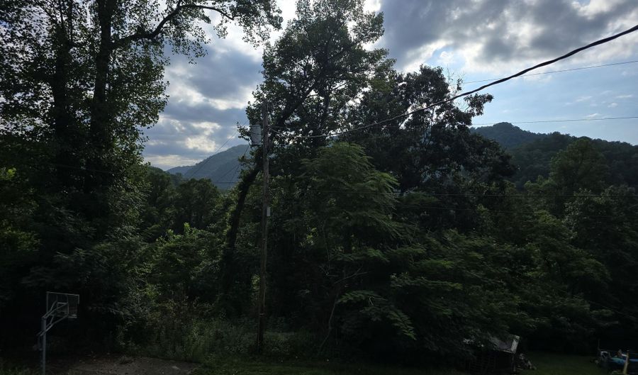 65 Kenneth Ln, Baxter, KY 40806 - 4 Beds, 2 Bath