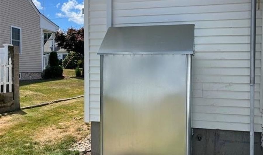 30 Dover Ave, East Providence, RI 02914 - 2 Beds, 2 Bath