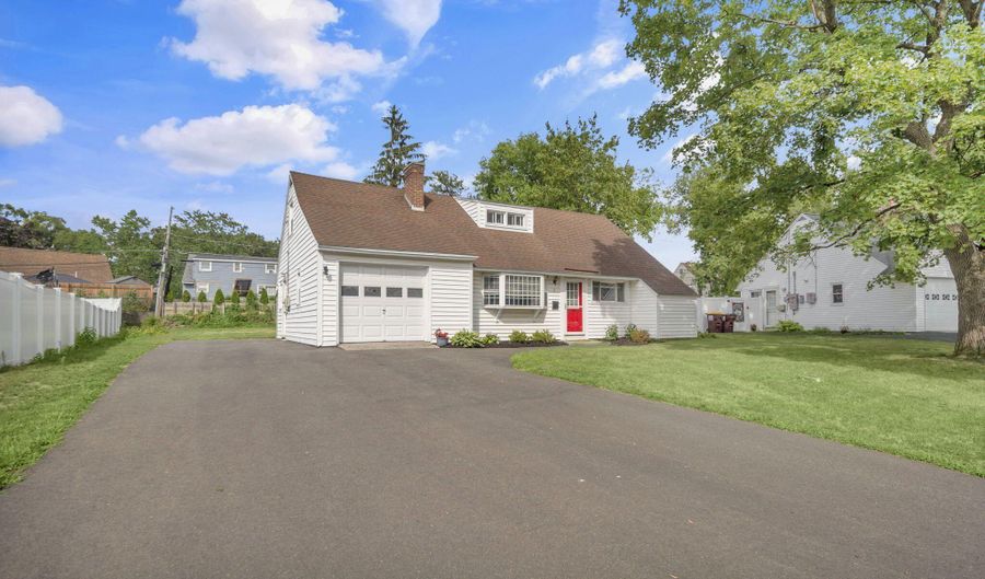 6 Briarwood Rd, Albany, NY 12211 - 5 Beds, 2 Bath