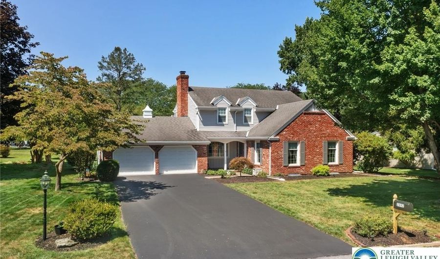 2892 Edgemont Dr, Allentown, PA 18103 - 4 Beds, 3 Bath