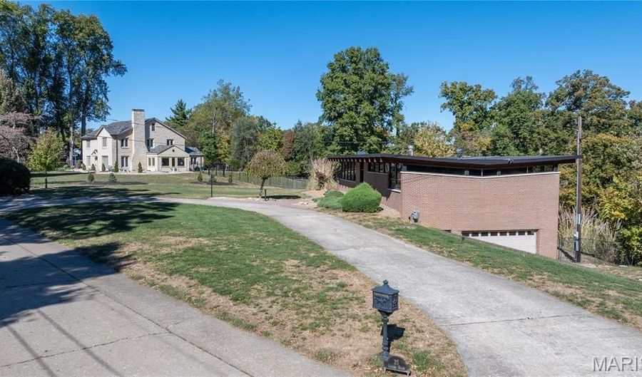 25 Logan Rd, Alton, IL 62002 - 5 Beds, 4 Bath