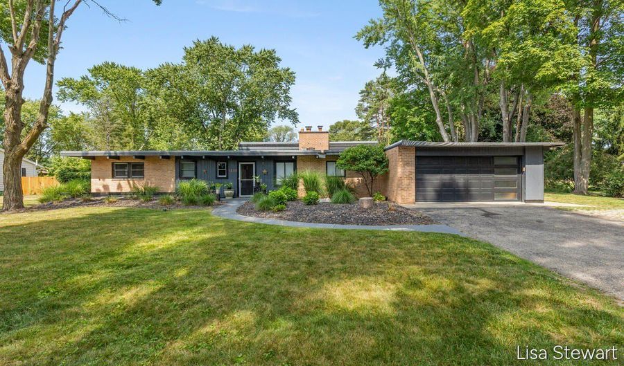 1235 Thornapple River Dr SE, Ada, MI 49301 - 4 Beds, 3 Bath