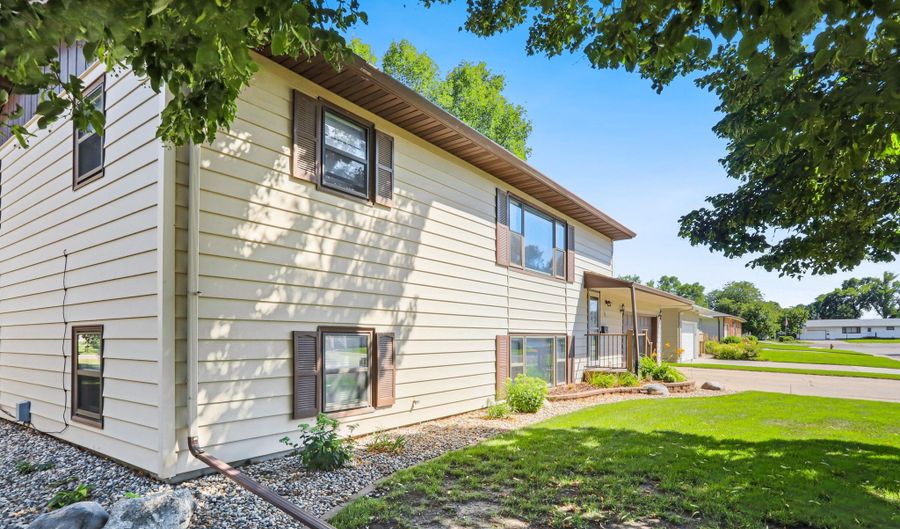 11 Linda Ln, Aberdeen, SD 57401 - 4 Beds, 2 Bath