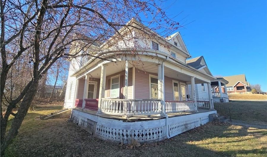 121 N 10th St, Atchison, KS 66002 - 3 Beds, 2 Bath