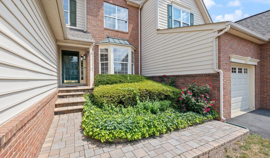 43598 DUNHILL CUP Sq, Ashburn, VA 20147 - 3 Beds, 4 Bath