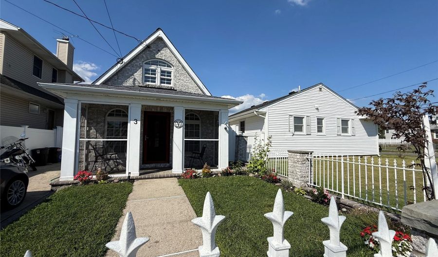 3 Desoto Rd, Amity Harbor, NY 11701 - 2 Beds, 1 Bath