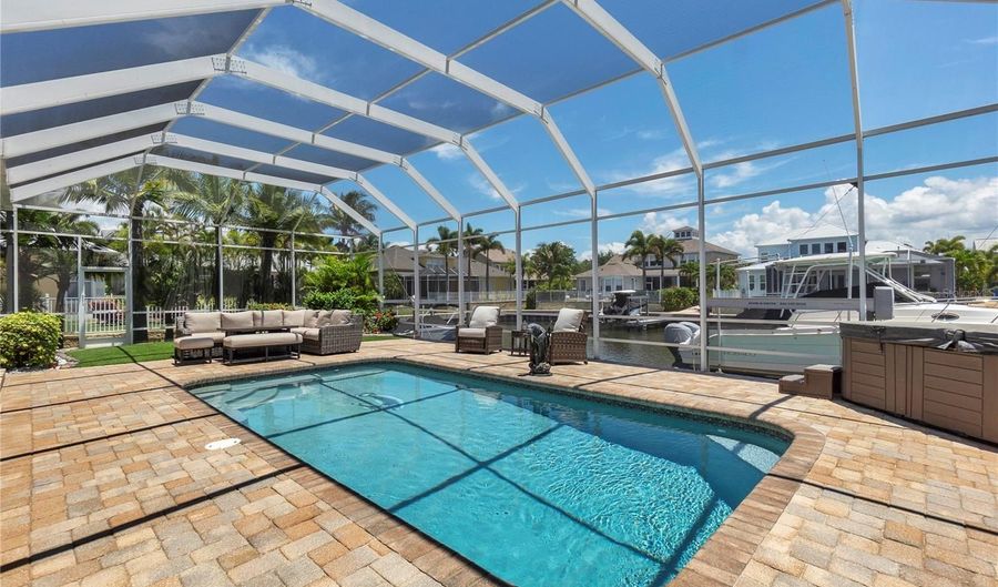 5727 SEA TROUT Pl, Apollo Beach, FL 33572 - 4 Beds, 5 Bath