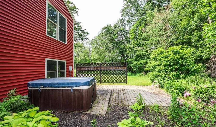21 Holbrook Rd, Bedford, NH 03110 - 3 Beds, 2 Bath