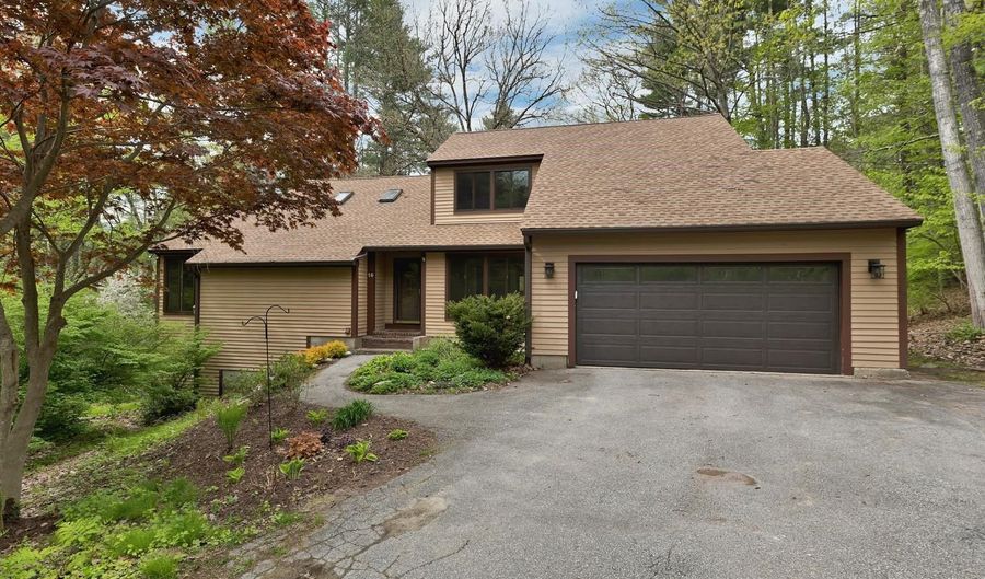 16 Old Manchester Rd, Amherst, NH 03031 - 3 Beds, 3 Bath