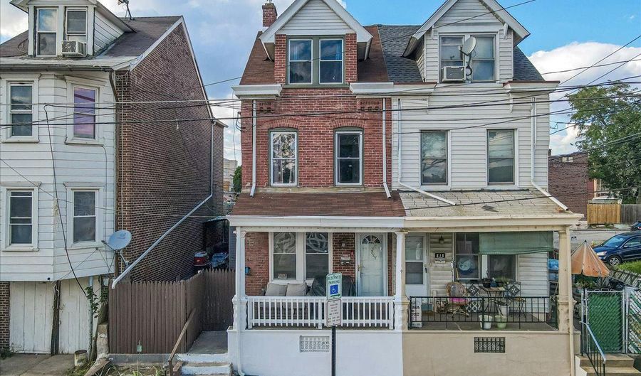 617 W CUMBERLAND St, Allentown, PA 18103 - 3 Beds, 2 Bath
