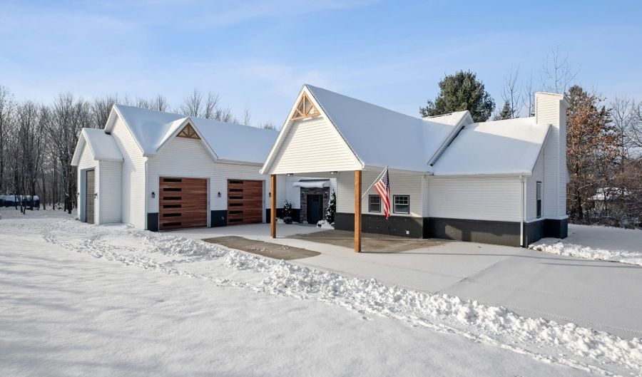 9815 Snow Pointe Dr SE, Alto, MI 49302 - 4 Beds, 4 Bath