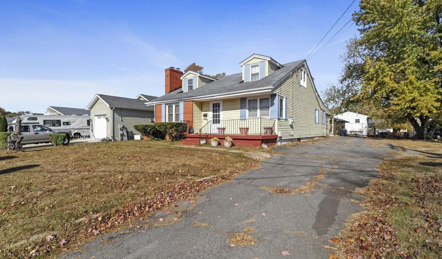 27 SOUTH St, Camden, DE 19934 - 5 Beds, 2 Bath