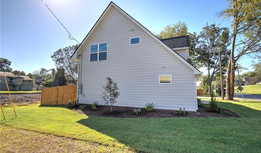 121 S Railroad St, Adairsville, GA 30103 - 3 Beds, 3 Bath