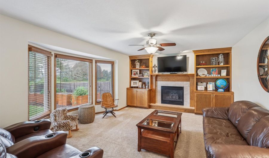 2012 Country Cove Ln, Altoona, IA 50009 - 4 Beds, 4 Bath