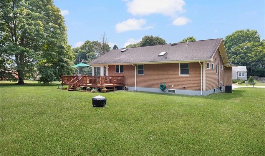 4 Wabasso Ter, Middletown, RI 02842 - 3 Beds, 3 Bath