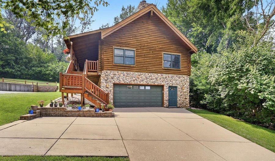 1334 Hillside, Algonquin, IL 60102 - 3 Beds, 4 Bath