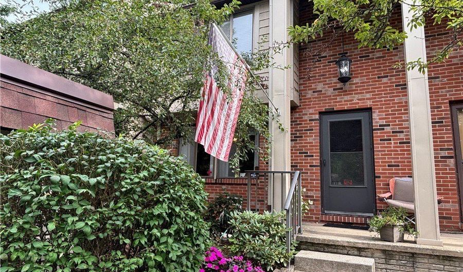 10250 Spinnaker Run, Aurora, OH 44202 - 3 Beds, 2 Bath