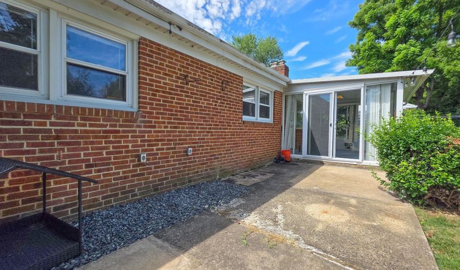 5921 ARLINGTON Blvd, Arlington, VA 22203 - 4 Beds, 3 Bath