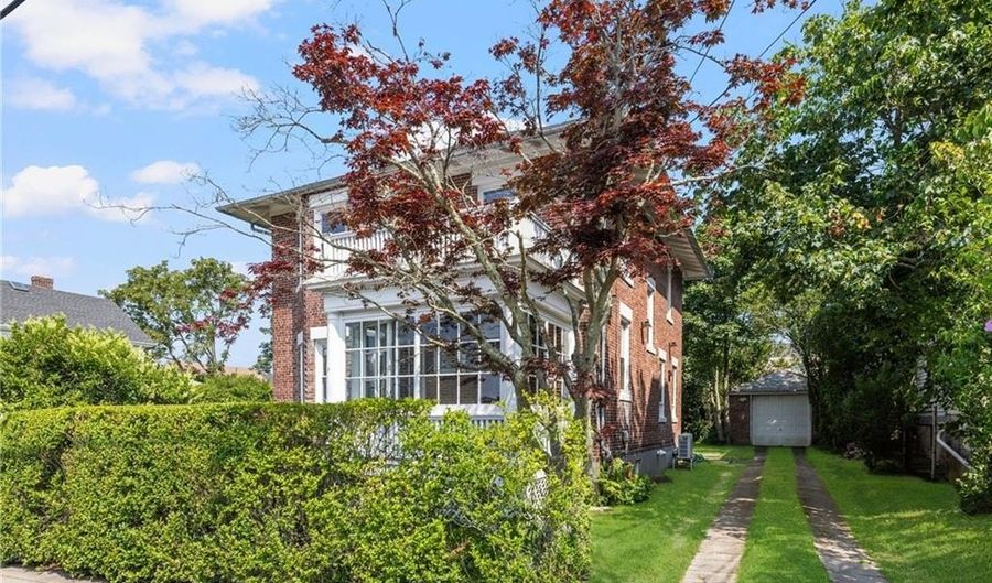26 Narragansett Ave, Newport, RI 02840 - 4 Beds, 4 Bath