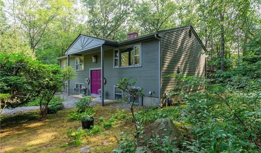 154 Spring Valley Dr, East Greenwich, RI 02818 - 3 Beds, 2 Bath