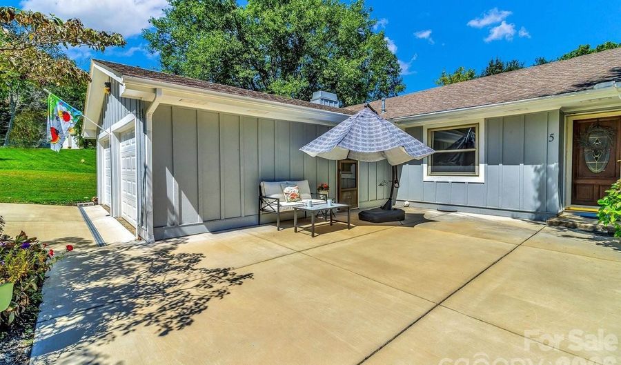 5 Fairway Dr, Arden, NC 28704 - 3 Beds, 2 Bath