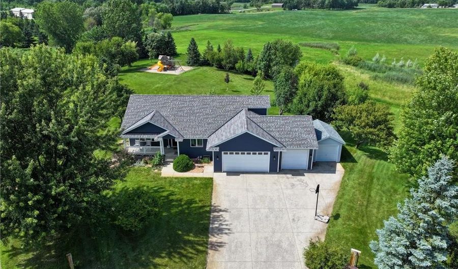 810 Latoka View Ct SW, Alexandria, MN 56308 - 5 Beds, 3 Bath