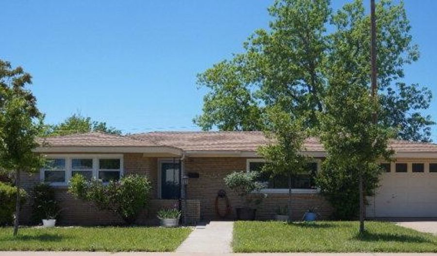 805 NW 12th St, Andrews, TX 79714 - 3 Beds, 2 Bath