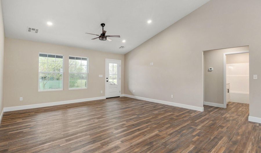 215 W Cofield St, Aurora, MO 65605 - 3 Beds, 2 Bath