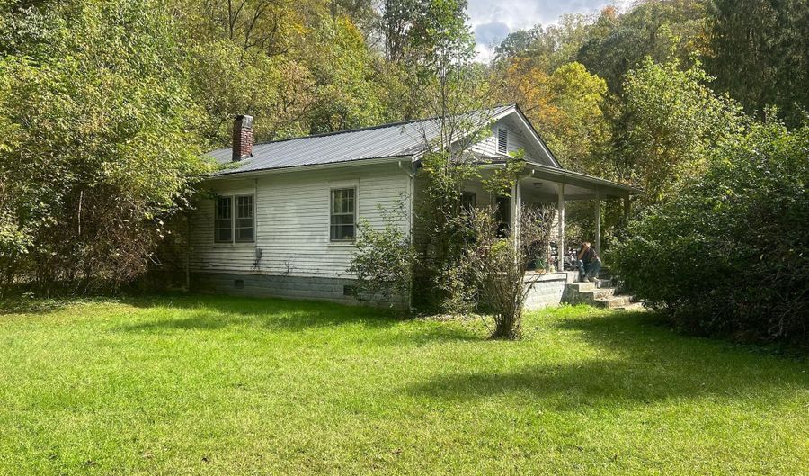 165 Dark Hollow Rd, Alderson, WV 24910 - 2 Beds, 1 Bath