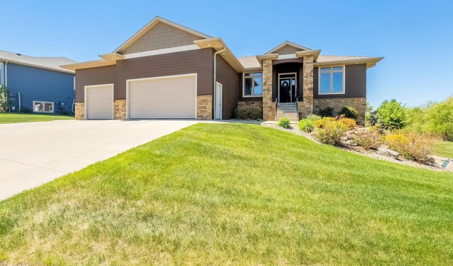 305 S Heritage Rd, Brandon, SD 57005 - 5 Beds, 4 Bath