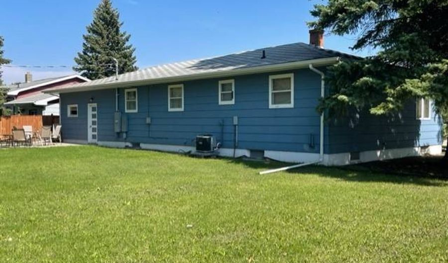 701 6th St, Rolla, ND 58367 - 3 Beds, 1 Bath