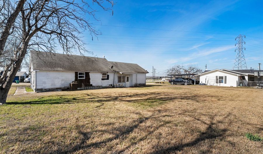 310 S 3rd St, Abbott, TX 76621 - 2 Beds, 1 Bath