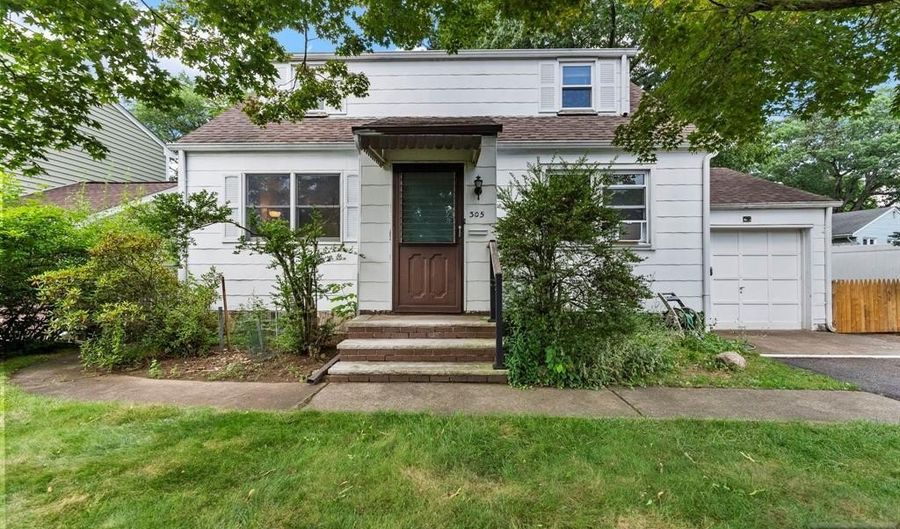 305 E Main St, Bergenfield, NJ 07621 - 2 Beds, 3 Bath