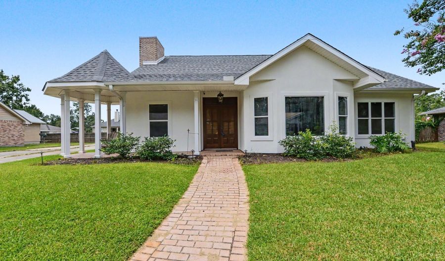 246 Pine Driveway, Bay St. Louis, MS 39520 - 3 Beds, 3 Bath