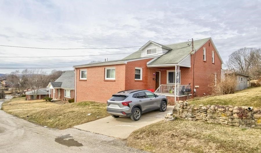 1818 Grant St, Aliquippa, PA 15001 - 7 Beds, 4 Bath
