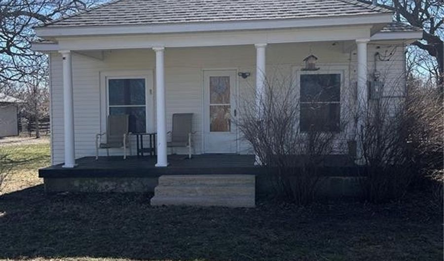 714 E Monroe Ave, Garnett, KS 66032 - 2 Beds, 1 Bath