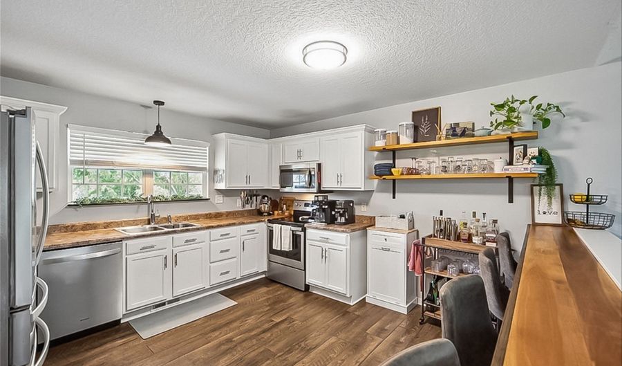 1550 SW Twin Gates Dr, Ankeny, IA 50023 - 2 Beds, 2 Bath