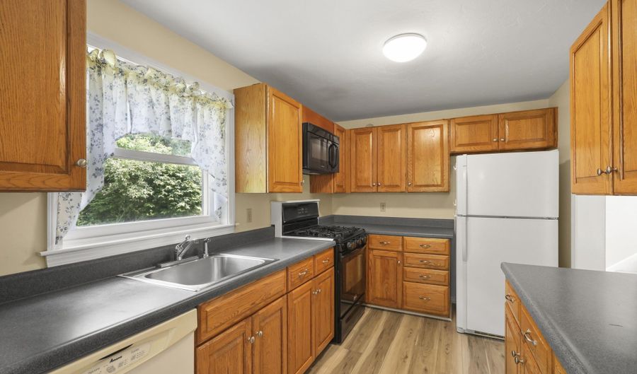 18 Harbor Hill Dr, Bourne, MA 02532 - 2 Beds, 2 Bath