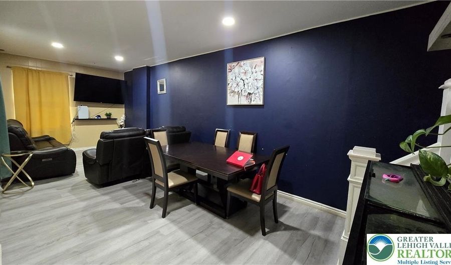 909 N 6th St, Allentown, PA 18102 - 3 Beds, 2 Bath